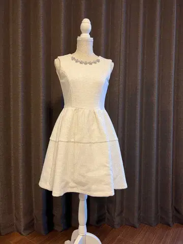 chesty 체스티 화이트 슬리브리스 원피스 비쥬 포함