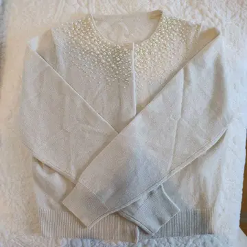 스트로베리 필즈 펄 장식 화이트 긴팔 니트 스웨터