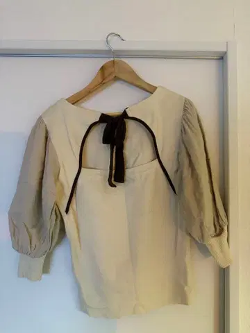 Lily Brown 백리본 반팔 블라우스 ONE SIZE