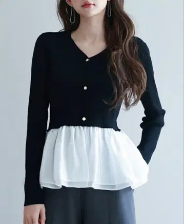 SAISON DE PAPILLON 페플럼 밑단 도킹 니트 풀오버