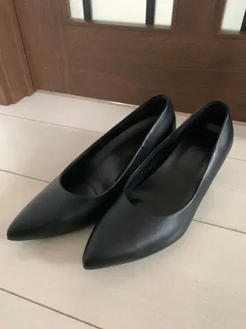 블랙 스틸레토 펌프스