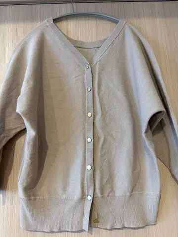 리브드 로와 베이지 7부 소매 가디건