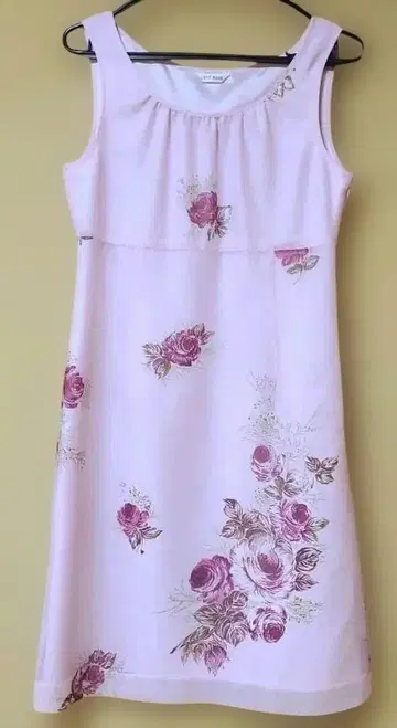 레스트로즈 무릎 기장 원피스