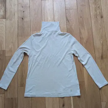 모라비토 베이지색 터틀넥 티셔츠 긴팔 38사이즈