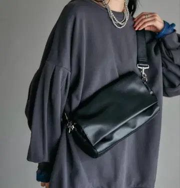 LEPSIM 플랩 바디백 블랙