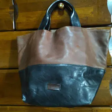 천연 가죽 브라운과 블랙 레더 토트백