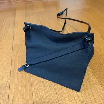 ITTI MANOF 블랙 숄더백 심플한 디자인