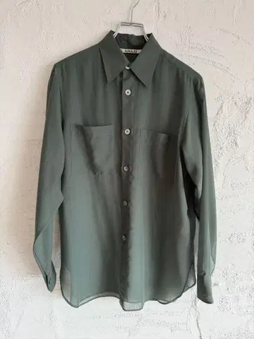 AURALEE 올리브 그린 버튼 긴팔 셔츠