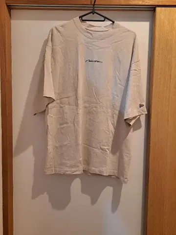 뉴에라 오버 사이즈 T셔츠 크림색 Large 사이즈