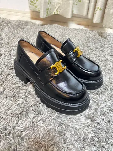 미사용 새상품 블랙 통굽 로퍼 골드 로고 부착