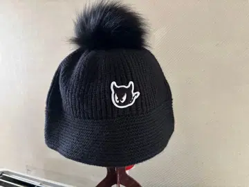 폼폼 포함 블랙 니트 모자