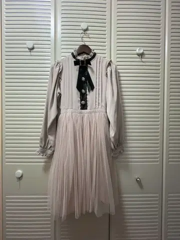 Swankiss 리본 포함 원피스 베이지 양산형 애프터눈