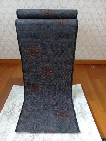 미사용품 그레이 바탕 한국산 명주 빨간색, 블루 꽃 무늬 옷감 126