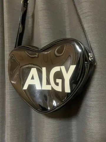 ALGY 하트형 블랙 에나멜 백