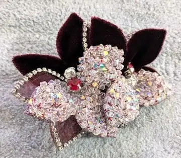 도쿄 소와르 크리스탈 플라워 브로치