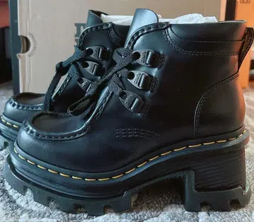 가격 인하 Dr. Martens Corran 3i Boot
