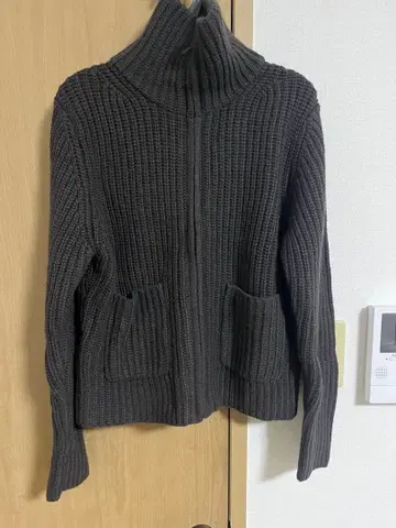 다크 그레이 하이넥 니트 스웨터