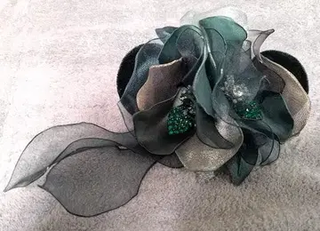 도쿄 소와르 다크 그린 블랙 코사지