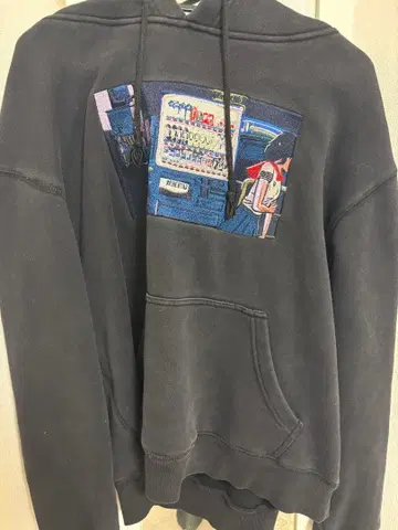 자수 디자인 블랙 컬러 후드 부착 후드티