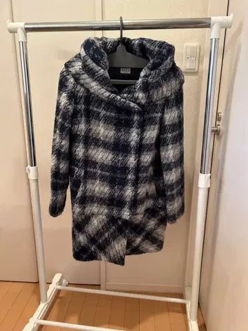 ELLE 네이비 그레이 체크 무늬 후드 부착 코트