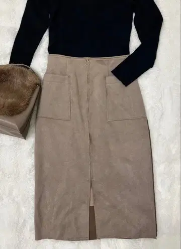 베이지 스웨이드풍 타이트 스커트