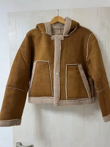 새상품 브라운 후드 부착 무스탕 코트