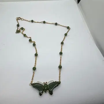 그린스톤 나비 목걸이