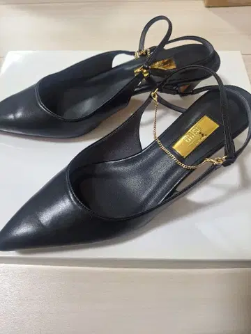 La TOTALITE 백 스트랩 펌프스