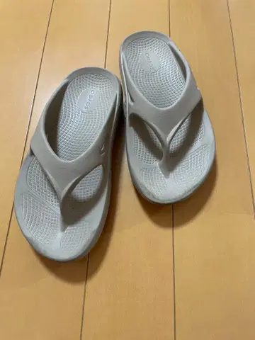 OOFOS 그레이 비치 샌들