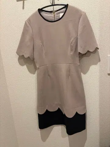 케이트 스페이드 베이지 블랙 스캘럽 소매 원피스 00