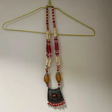 민족적 디자인 목걸이 빨간색과 화이트
