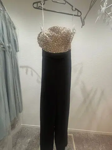 펄 장식이 달린 블랙 롱 드레스