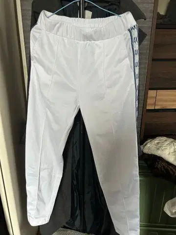 AX 로고 사이드 스트라이프 화이트 조거 팬츠