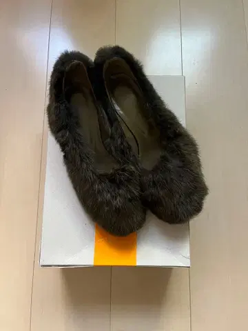 MAISON EUREKA 메 에우레카 퍼 플랫슈즈 브라운