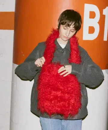 un/neu 안노이 미니 퍼 몬스터 백 레드