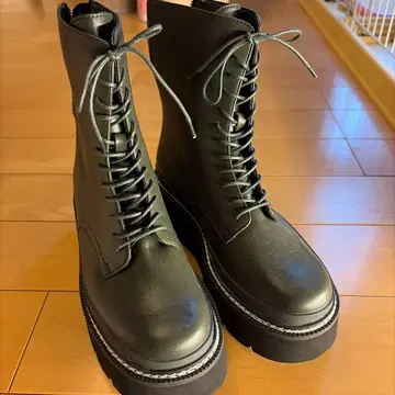 블랙 레이스업 통굽 부츠