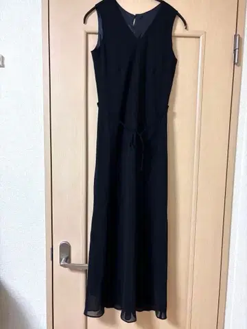 컴시즘 블랙 슬리브리스 롱 원피스 블랙 드레스