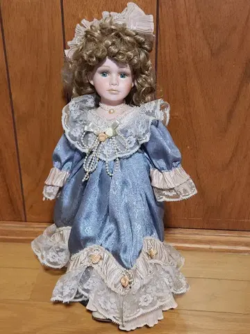 파란색 인형 골드 컬러 머리카락