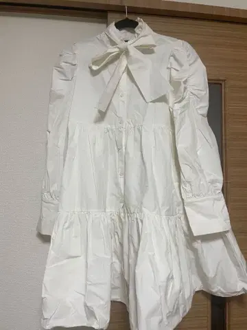 ManonMimie 화이트 리본 포함 프릴 셔츠