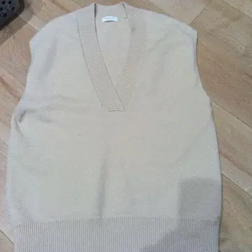 BEAUTY&YOUTH 베이지 V넥 니트 베스트