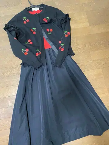 체리 가디건과 스캘럽 도킹 원피스