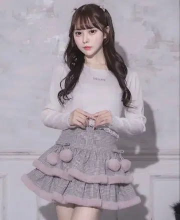 pium 퍼 달린 티어드 미니 스커트