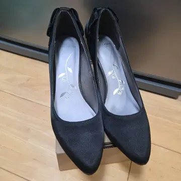 리본 포함 블랙 스틸레토 펌프스