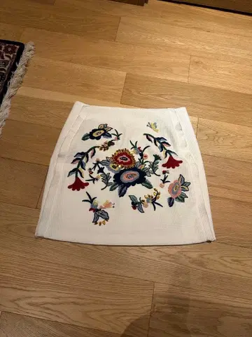 SNIDEL 자수 비즈 장식 화이트 타이트 스커트