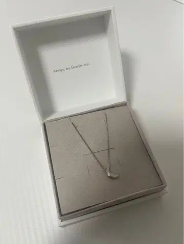 ete 크레센트 문 목걸이 플래티넘