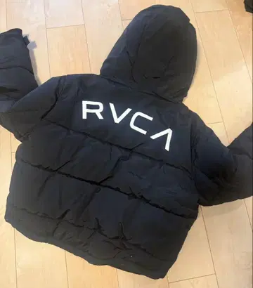 RVCA 블랙 다운 자켓 후드 부착 숏 기장