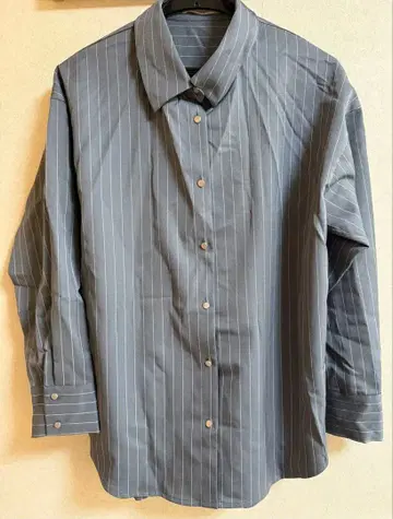 is amulet. 블루 그레이 스트라이프 긴팔 셔츠