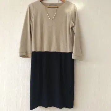 베이지와 네이비의 긴팔 원피스