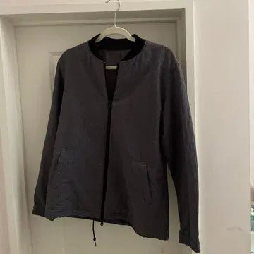 블랙과 화이트 스트라이프 집업 자켓