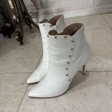 DIANA 화이트 가죽 스터드 부티